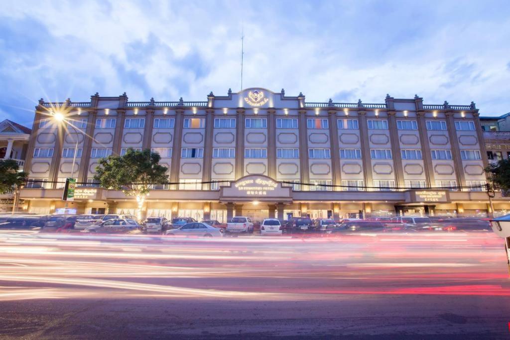 Le President Hotel Phnom Penh Extérieur photo