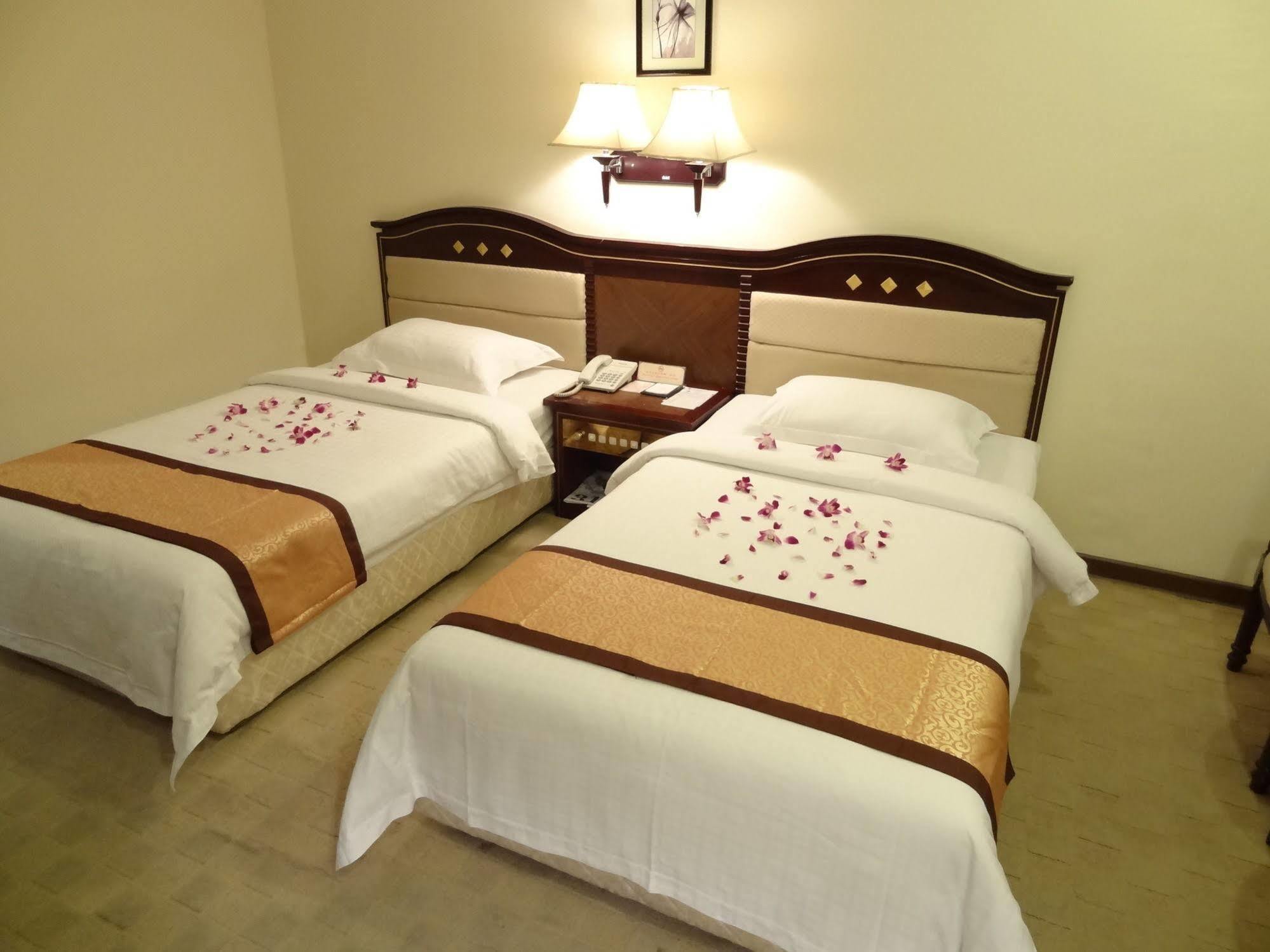 Le President Hotel Phnom Penh Extérieur photo