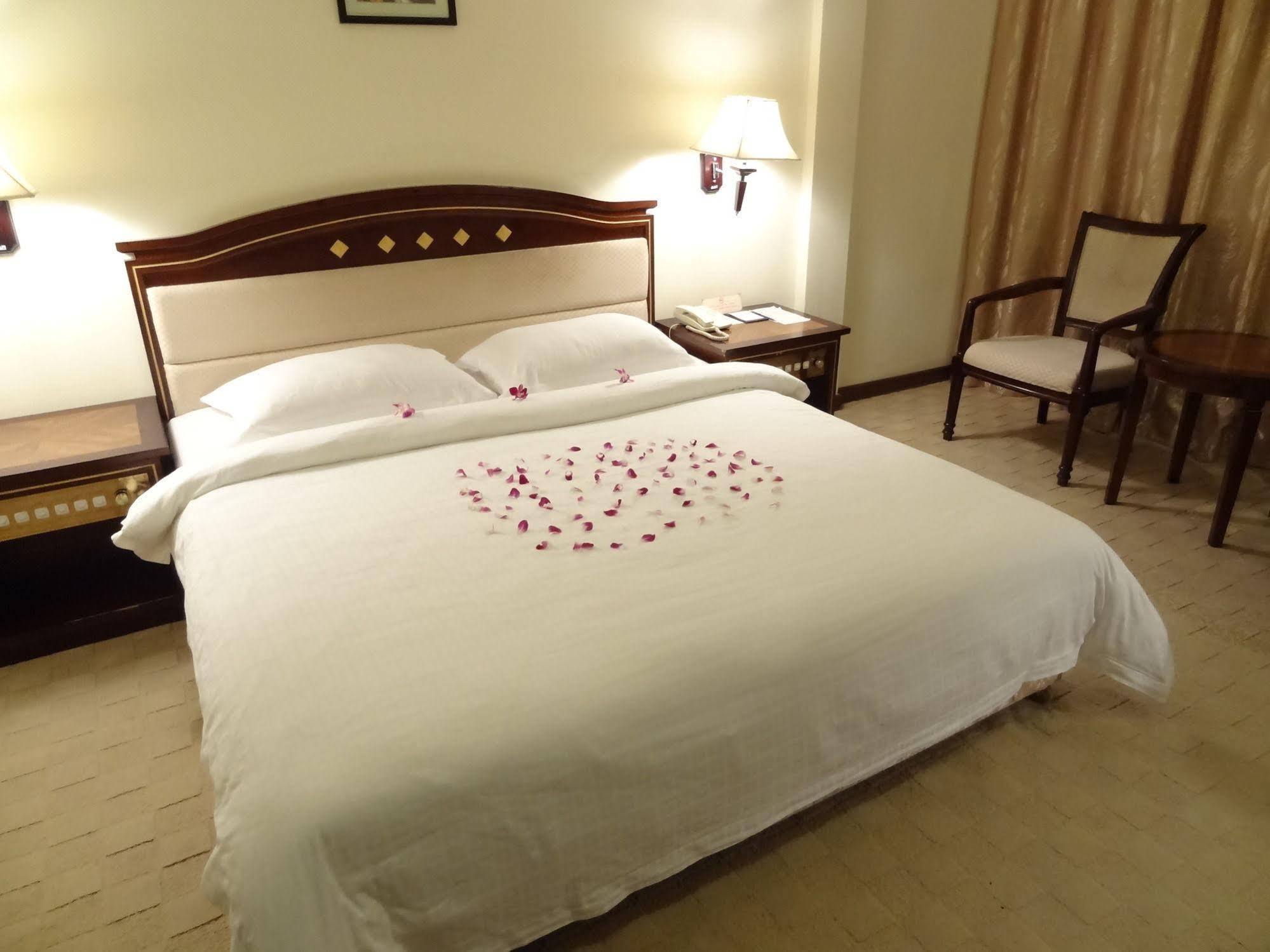 Le President Hotel Phnom Penh Extérieur photo